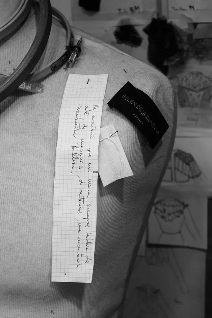 Maniquí con notas sobre sus hombros que describen la inspiración y el mensaje que Belén de la Quintana quiere transmitir con sus creaciones artesanales